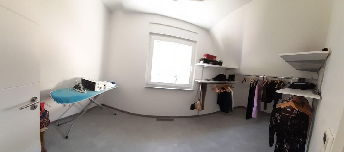 Modernes, zukunftsicheres Effizienzhaus - Wohnen, Arbeiten oder Vermieten - unverbaubare Aussicht – Kleiderzimmer OG