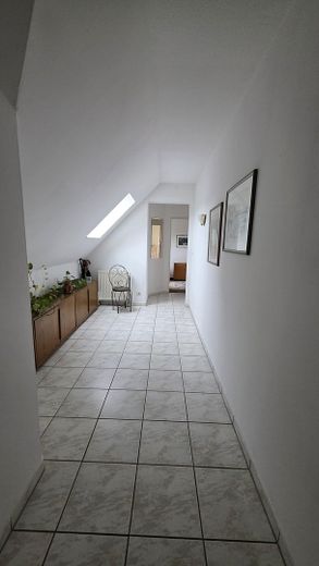 Luminoso apartamento de 3 habitaciones en el ático, 90 m², balcón, ascensor y cocina equipada – Spelle-Mitte, disponible a partir de octubre – Diele