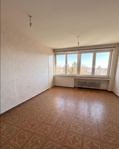 Sehr zentral gelegene lichtdurchflutete 3 Zimmer Wohnung zzgl. einer Garage zu verkaufen! – Wohnzimmer