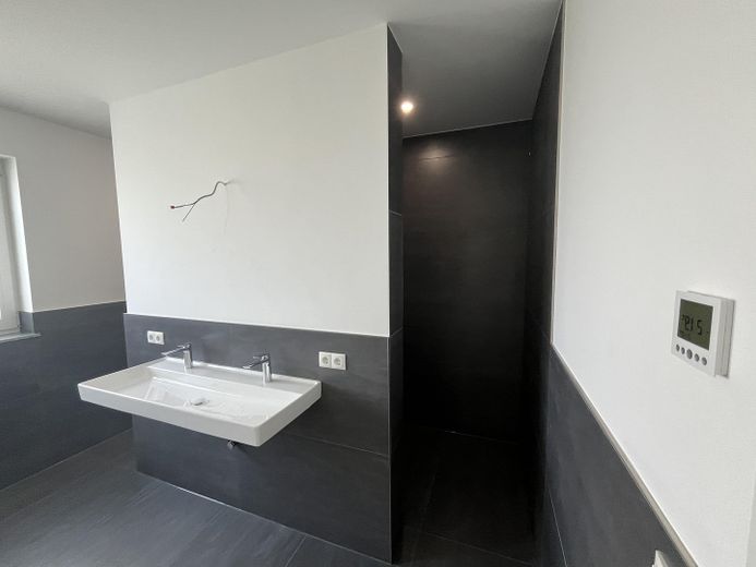 Moderne twee-onder-een-kapwoning met tuin en garage in Bad Münstereifel – Badezimmer
