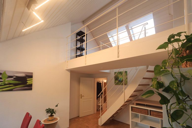 Schicke Maisonette-Wohnung mit Galerie und Loftcharakter | 2 Bäder – Wohnbereich