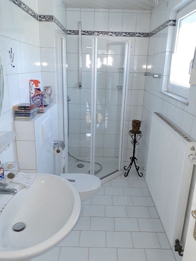 Freistehendes Einfamilienhaus mit großzügigem Garten und Garagenhaus – Badezimmer im EG