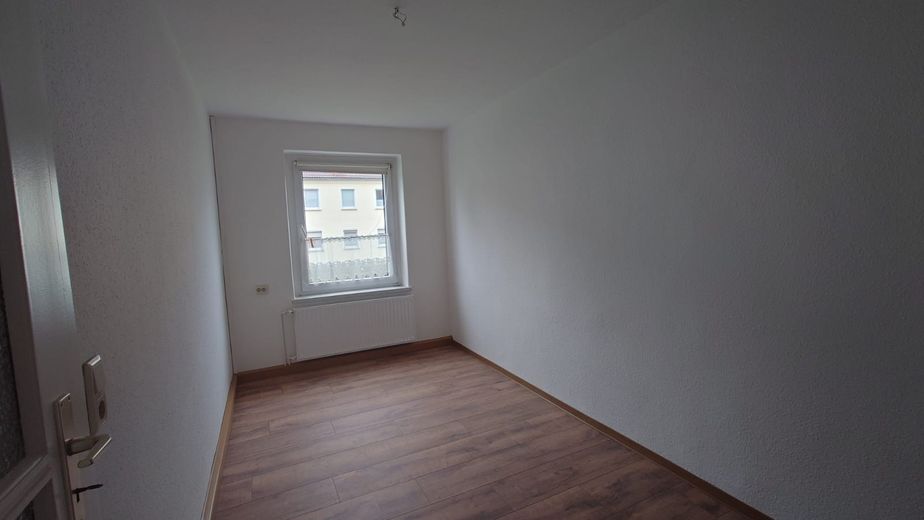ohne Prov.: 3-Raum-Wohnung, große Küche, Bad mit Fenster, Wanne+Dusche, schön saniert+renoviert – Blick im Kinder-/Arbeitszimmer