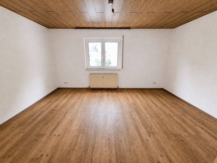 Großzügige 4-Zimmer-Wohnung mit Balkon, EBK & Klimaanlage – Schlafzimmer 2