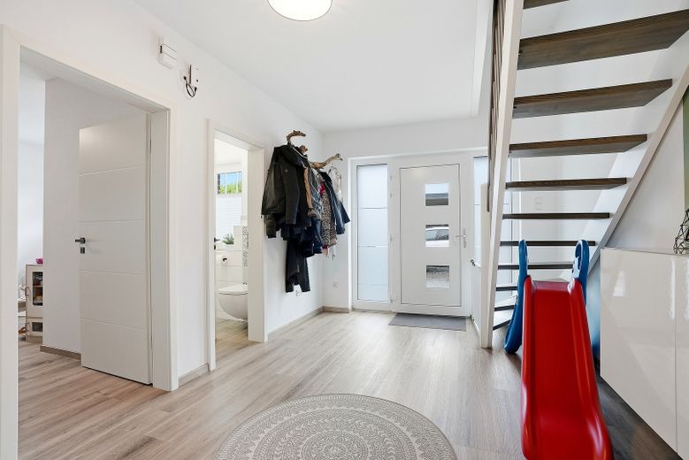ESCLUSIVA CASA A TRE FRONTONI CON STRAORDINARIO GIARDINO – Flur EG