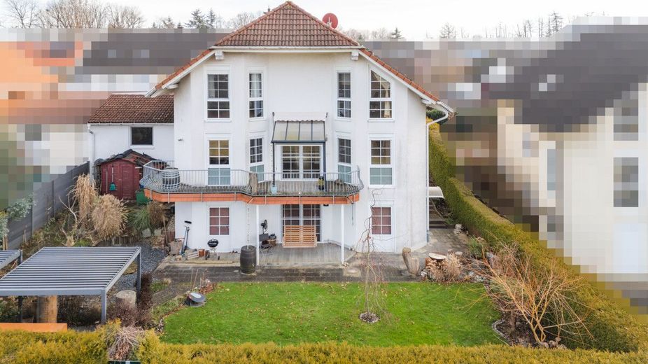Einfamilienhaus mit Einliegerwohnung, Doppelgarage und Garten. Willkommen in Horhausen! – Blick vom Garten