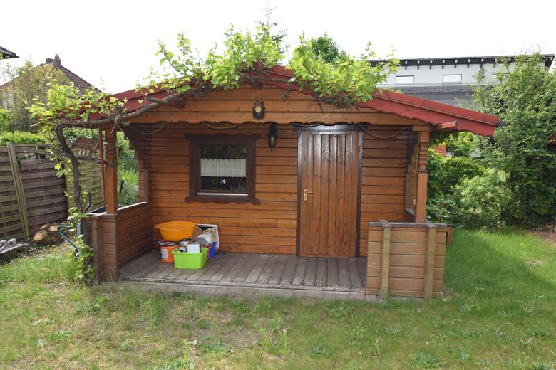 Provisionsfrei! Zweifamilienhaus, großer Sonnengarten – Partyhütte im Garten