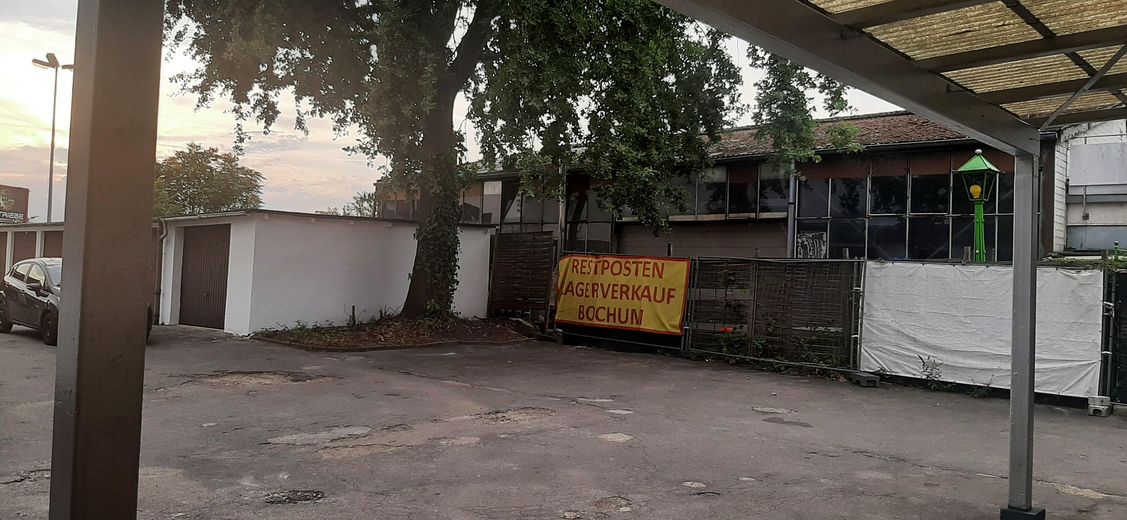 Gewerbe-/Lagerhalle in optimaler Verkehrslage (KG) – Parkplatz