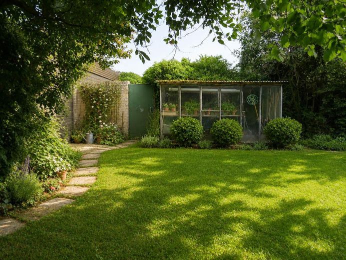 Bungalow mit großem Grundstück und viel Potenzial in außergewöhnlich ruhiger Lage – Garten mit Gewächshaus