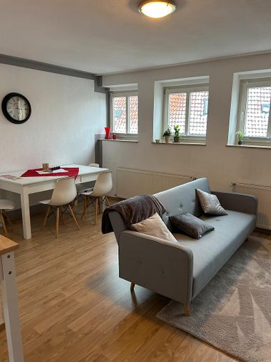 Wohnen im historischen Fachwerkhaus: möblierte 3-Zimmer-Wohnung 1 Min in die Innenstadt – Wohnzimmer / Essplatz