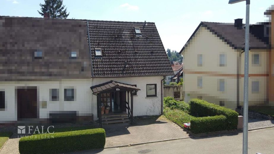 Charmante Doppelhaushälfte mit großem Garten – Außenansicht