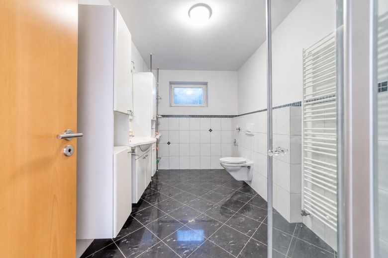 Moderne & helle Einliegerwohnung | schönes Ambiente | separater Eingang | große Terrasse | Carport – Badezimmer mit Dusche
