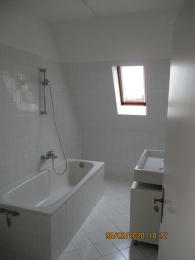 Wunderschöne 4-Raum Dachgeschoß-Altbauwohnung im beliebten Friedrichshain – Badezimmer