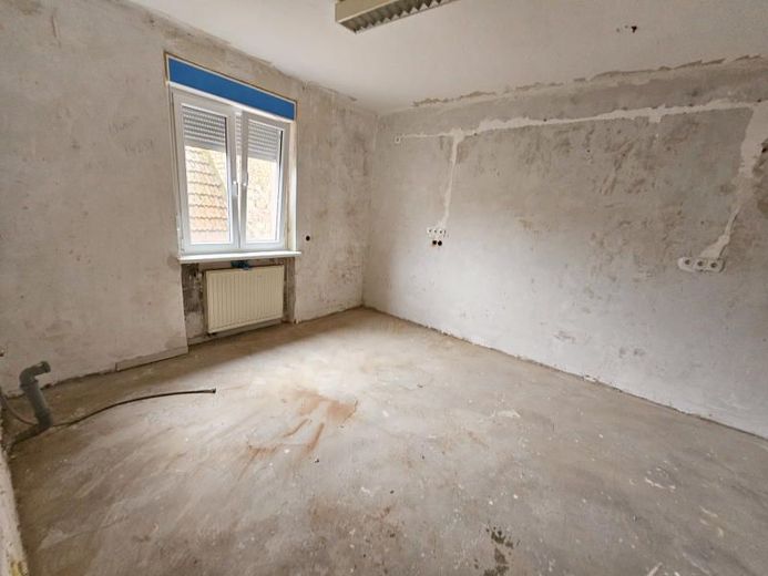 Renovierungsbedürftiges 4 Fam.-Mehrfamilienhaus in zentraler Lage – Bild 1