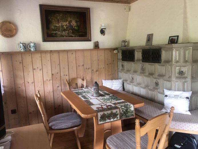 Einfamilienhaus mit Garten und eigenem Bachzugang !! – Wohnzimmer mit Kachelofen