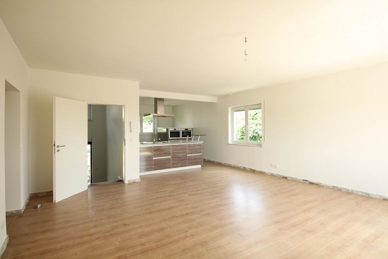 Freistehendes EFH mit Fernblick – Energieklasse B, PV und 2 Einliegerwohnungen – Offene Küche/ Wohnen