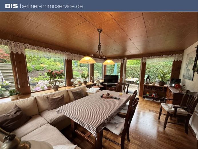Mehr Platz für die Familie – gepflegtes Zweifamilienhaus mit Wintergarten und Sonnengarten – Foto 1