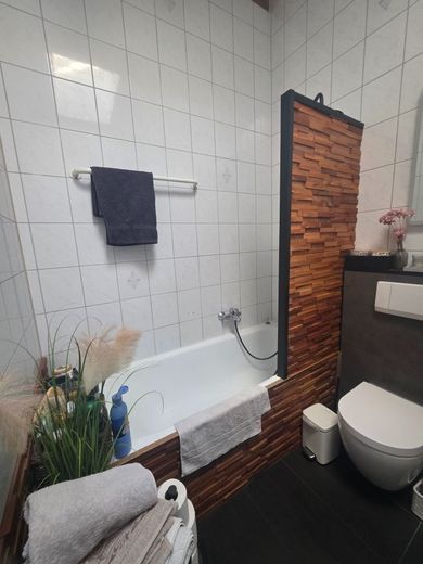 Viel Platz, viel Grün: 4-Zimmer-Maisonette mit Gartenidylle – Badezimmer