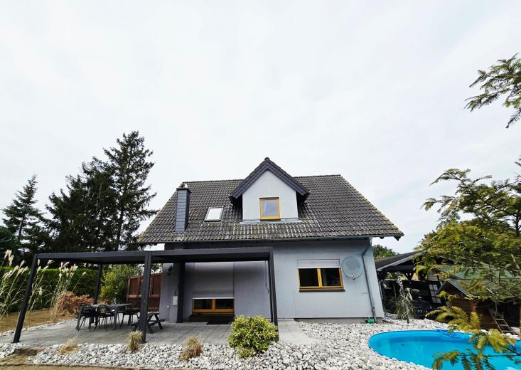 Haus mit Pool ( Rückseite)