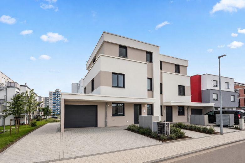 Exklusives Einfamilienhaus mit hochwertiger Ausstattung, Garage und Garten – Außenansicht vorne