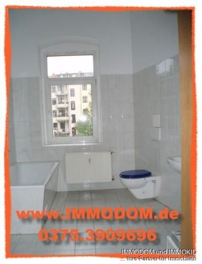 3-Zimmer-Wohnung mit LAMINAT, BALKON und Tageslichtbad mit Wanne und Dusche zu vermieten! – Bad mit Wanne und Dusche