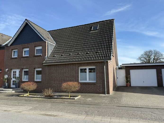 Seltene Gelegenheit in Lübeck-Kücknitz: Familienhaus mit 857 m² Eigenland und großem Garten – फोटो 1