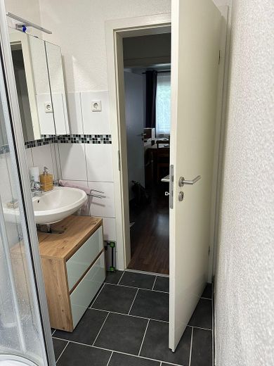 Gepflegte Wohnanlage mit 8 Wohneinheiten in Solingen-Ohligs – provisionsfrei – Beispiel Badezimmer 