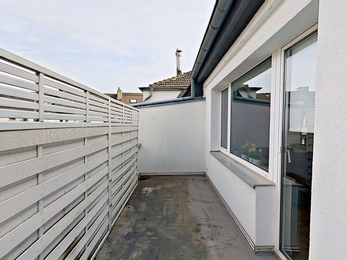 W pełni umeblowane 3-pokojowe mieszkanie z 2 BALKONAMI i kuchnią w zabudowie, w odległości spaceru od dzielnicy japońskiej – Balkon II