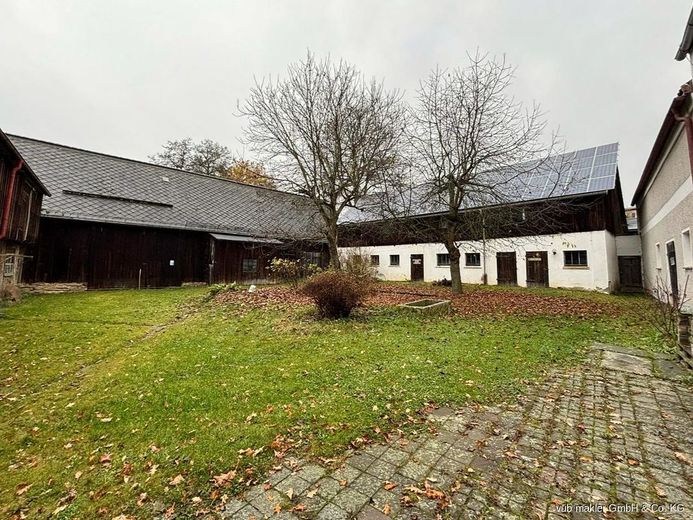 Ein Hof, der Geschichten trägt und Zukunft schenkt.
Vierseithof in traumhafter Lage auf ca. 20 ha bei  Waldsassen! – VUB0001964-18