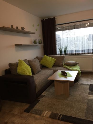 Schöne möblierte 2 ZKB Balkon Single-Wohnung in Pottum am Wiesensee – Wohnzimmer