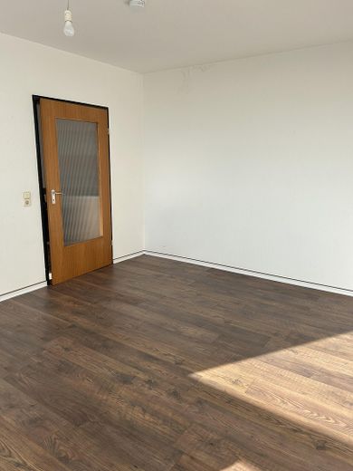 Provisionsfrei, modernisierte 2-Zimmer-Wohnung mit Skylineblick in Liederbach – Schlafzimmer