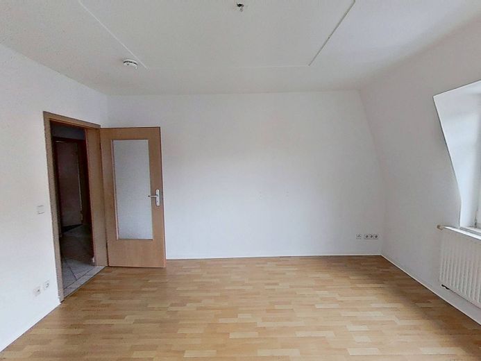 Gemütliche 2-Zi.-Altbauwohnung mit modernem Wannenbad – Ansicht II: Wohnzimmer
