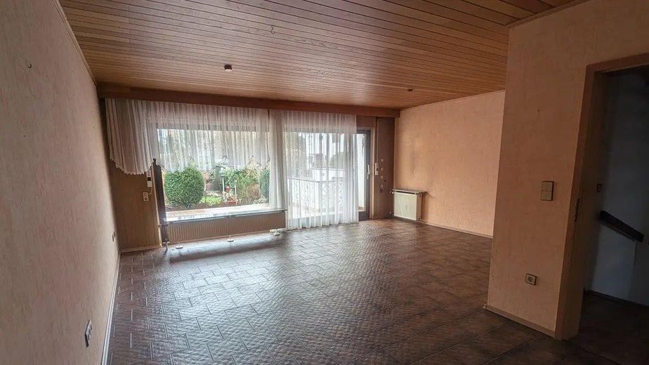 Provisionsfrei in Darmstadt-Arheilgen: 6-Zimmer-Familienhaus mit Garage & neuem Dach – EG Wohnzimmer