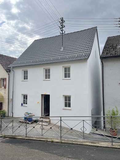 Tarihi ahşap karkas, modern yaşam konforuyla buluşuyor – kendine özgü cazibesiyle kapsamlı yenilenmiş sıra ev – Front oben