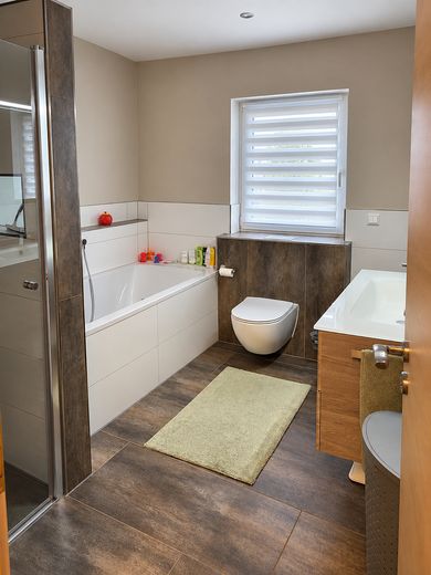 Moderne DHH in Wilhermsdorf – ca. 195 m² Gesamtfläche, Garten & Vollkeller – provisionsfrei – Bad mit Badewanne und Dusche