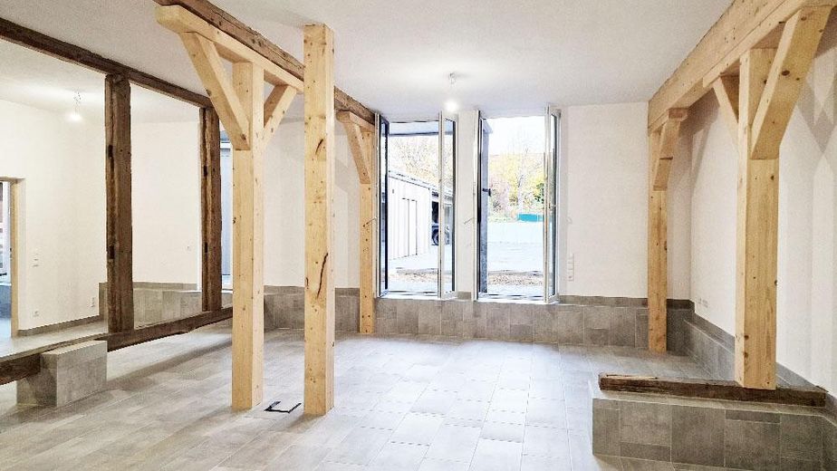 EG Wohnung mit Terrasse | NACHHALTISGTE Immobilie Wolfsburgs, Lehmbau, PV - Autarkie, Appsteuerung – Wohn - und Essbereich