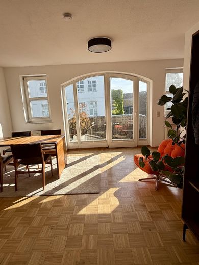Bezugsfrei in Flingern: 1-Zimmer-Wohnung mit Balkon, Keller und Tiefgarage – Wohnraum