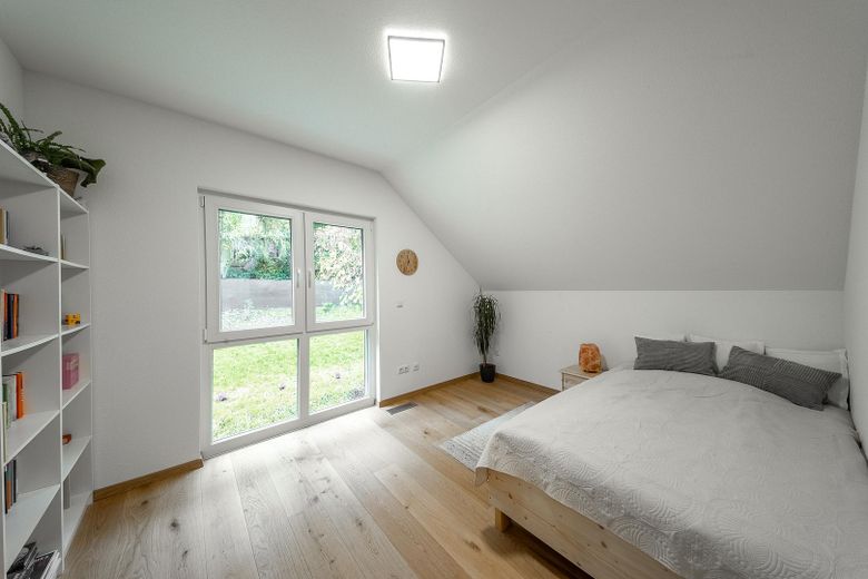 Neuwertiges KfW-55-Einfamilienhaus mit Wintergarten, Weitblick und großem Garten – provisionsfrei – Schlafzimmer 2 OG