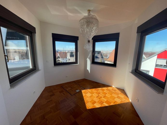 One max. two-person apartment, €980 cold rent, non-smokers, Böblingen centre – Erker