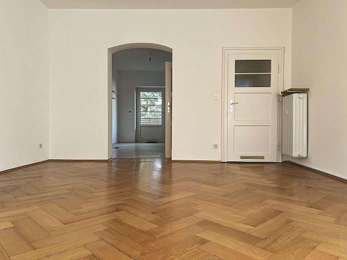 2,5-Zimmer-Altbauwohnung mit Balkon in Untergiesing, Denkmalschutz – Wohnzimmer