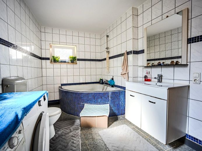 Two residential units, one special home – approx. 160 m² with a large terrace – EG_1_Badezimmer