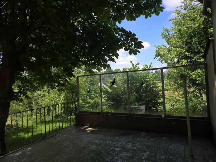 Terrasse mit Windschutz