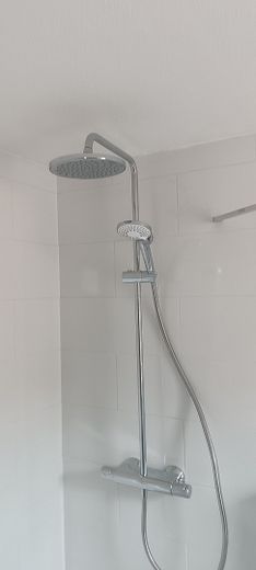 Frisch sanierte 2-Zimmer-Wohnung mit Einbauküche & neuem Kühlschrank in Aken (Elbe) – 1. OG, 37 m² – Moderne Armatur