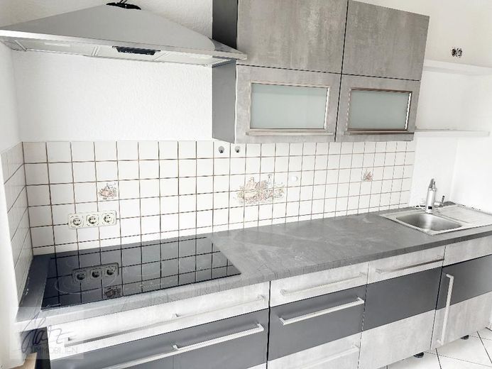 ***VIEL PLATZ &amp; BESONDERER WOHNCHARAKTER - 6-ZIMMER-MAISONETTE MIT KAMIN*** ab demnächst zu vermieten – Küche mit Einbauküche - untere Wohnebene
