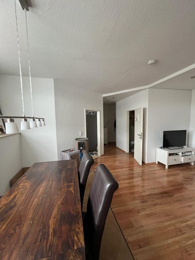 Tolle Maisonette-Wohnung mit Dachterrasse in Neuss-Zentrum – links Küche / rechts Bad