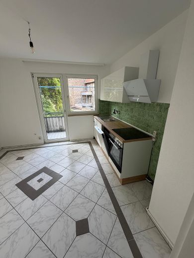 Gerenoveerd 2-kamerappartement met balkon en inbouwkeuken – Foto 2
