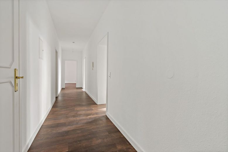 WG´s Aufgepasst! 6,5-Raumwohnung mit Einbauküche in der Röserstraße zu vermieten! – Flur