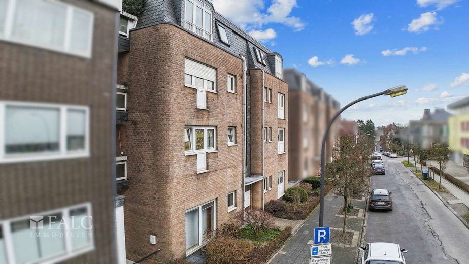 gemütliche Familienwohnung: 4 Zimmer mit Wintergarten, zwei Loggien &amp; Tiefgaragenstellplatz – Vorderseite