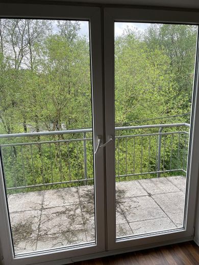 Freundliche 3-Zimmer-Dachgeschosswohnung mit Balkon und Stellplatz – Wohnzimmer 