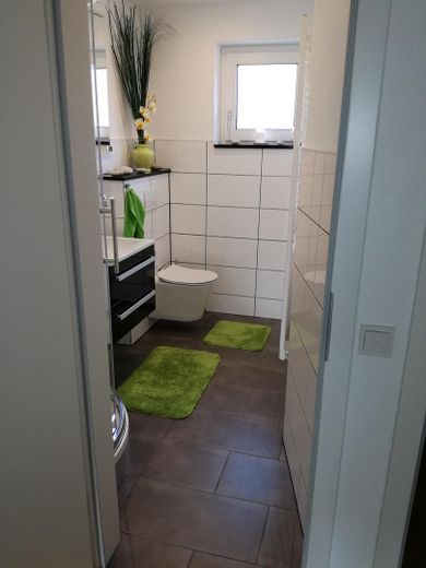 Spacieux appartement de 4 pièces avec 2 salles de bains, balcon et garage, offrant une vue incroyable – Gästebad